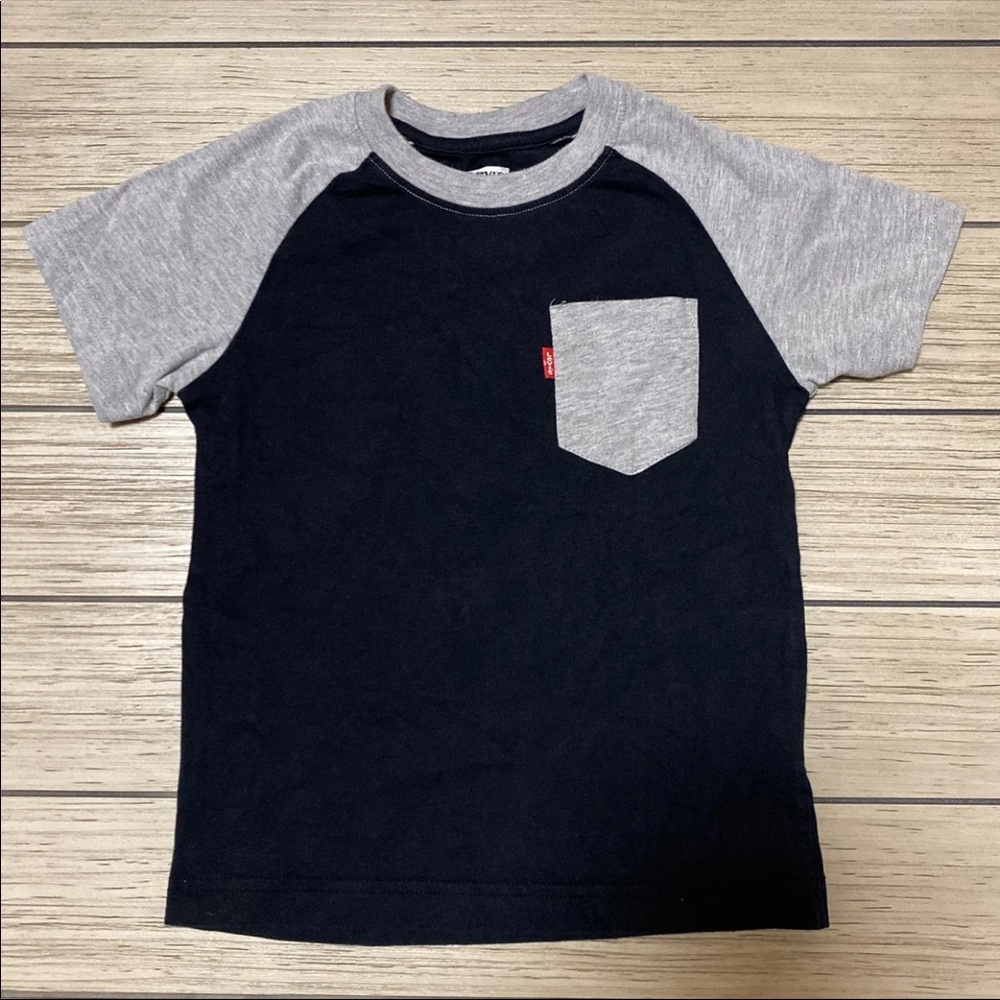 Levi’s Black/Grey Short Sleeve Pocket Shirt Boys Size Large Fits 6-7 Years